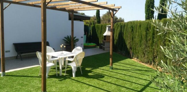 Espectacular adosado situado en el tranquilo pueblo de Cala Llonga