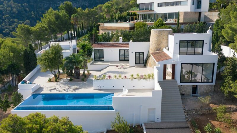 Moderna villa restaurada en Cala Moli con fantásticas vistas al mar