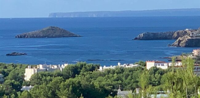 Villa con muy bonitas vistas al mar en Cala Llenya en venta