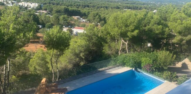 Villa con muy bonitas vistas al mar en Cala Llenya en venta