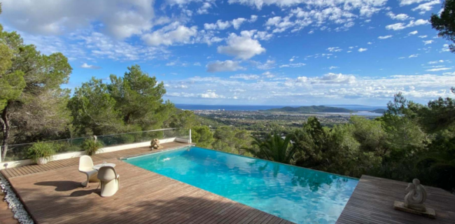 Villa única se encuentra con increíbles vistas panorámicas sobre el mar