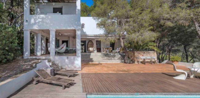 Villa única se encuentra con increíbles vistas panorámicas sobre el mar