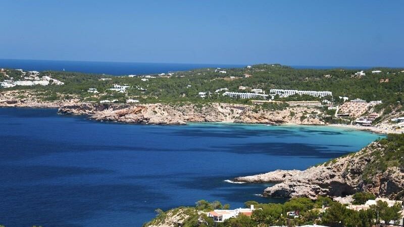 Villa de lujo con magníficas vistas al mar sobre Cala Moli con licencia de alquiler.