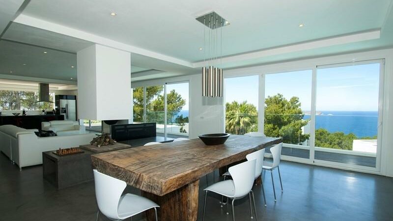 Villa de lujo con magníficas vistas al mar sobre Cala Moli con licencia de alquiler.