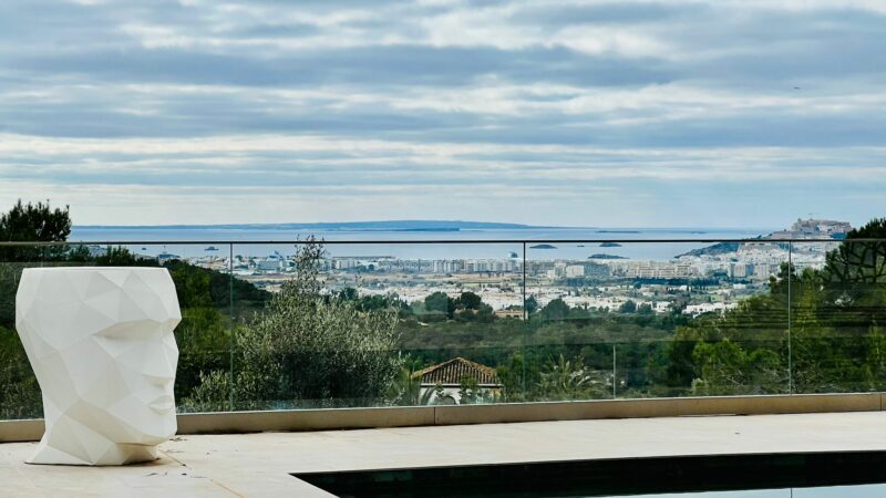 Imponente villa moderna de 5 dormitorios con fantásticas vistas al mar y Dalt Vila