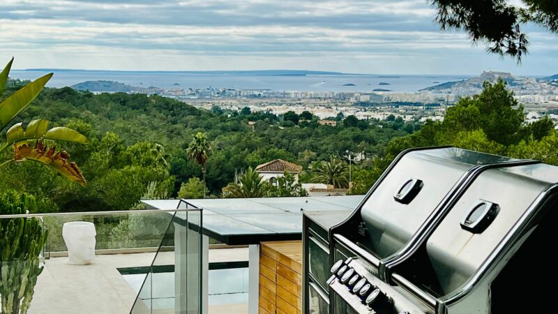 Imponente villa moderna de 5 dormitorios con fantásticas vistas al mar y Dalt Vila