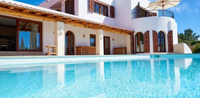 Villa mediterránea situada en las colinas de Cala Tarida con hermosa vista