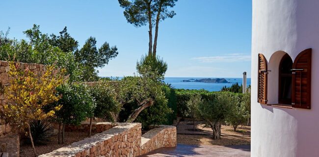 Villa mediterránea situada en las colinas de Cala Tarida con hermosa vista