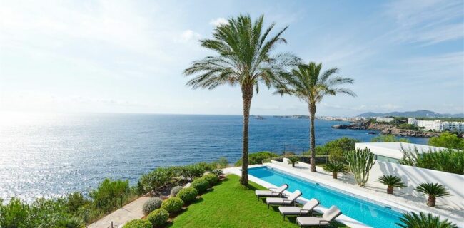 Exclusiva villa en primera línea con vistas panorámicas al mar