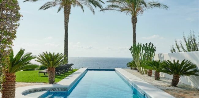 Exclusiva villa en primera línea con vistas panorámicas al mar