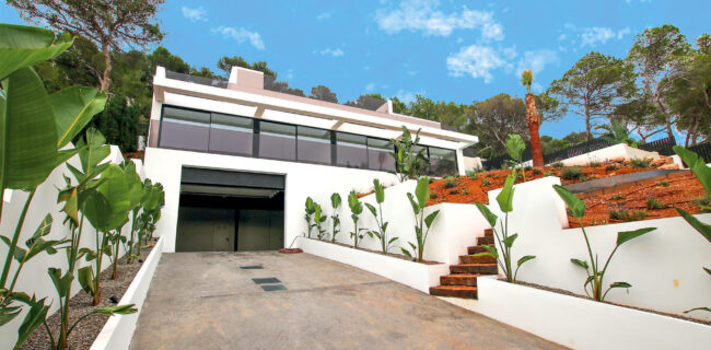 Lujosa villa moderna en Cala Salada con vistas panorámicas al mar