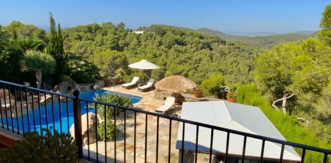 Preciosa villa en la prestigiosa urbanización cerrada de Roca Llisa