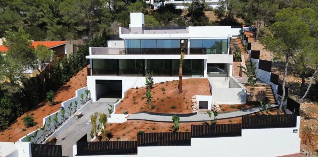 Lujosa villa moderna en Cala Salada con vistas panorámicas al mar