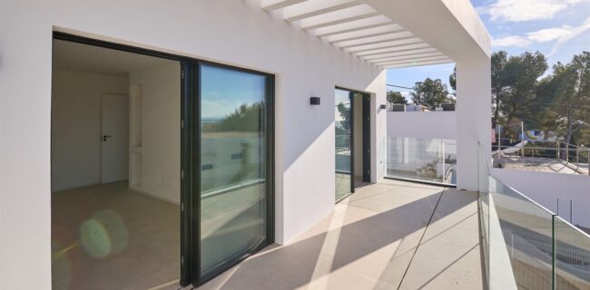 Lujosa Villa Moderna en Cap Martinet – Vistas al Mar y Piscina Privada