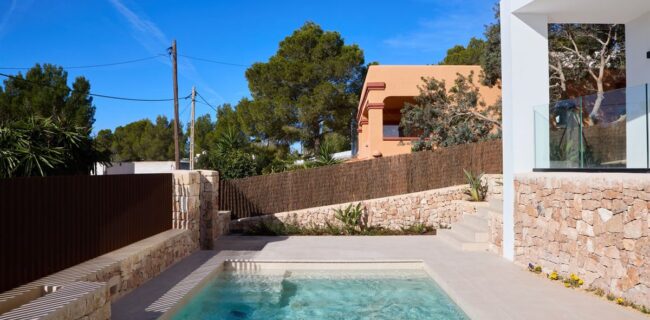 Lujosa Villa Moderna en Cap Martinet – Vistas al Mar y Piscina Privada