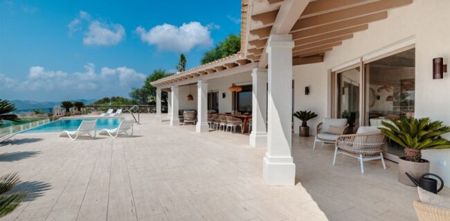 Lujosa villa ibicenca con vistas panorámicas